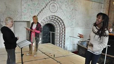 Dirigenten Anna Britt Buss Sjökvist och solisterna Erika Enander och Clarissa Krabbe repeterar African Madonna i Vendels kyrka.