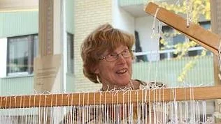 - Vävning är en gammal och väldigt rofylld sysselsättning, säger Marianne Jonstam.