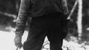 En ung skogsarbetare i Jämtland 1934. På den tiden var det främst ryggen som tog stryk av det tunga arbetet.