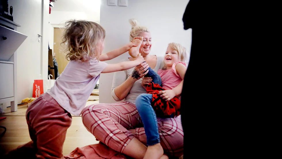 Framåt väntar förskola, praktik i Västerås och en spelkväll på "vuxendagiset", men först ska morgonbestyren bockas av. "Ni får inte slåss. Mamma räcker till alla", säger hon till Märta och Signe.