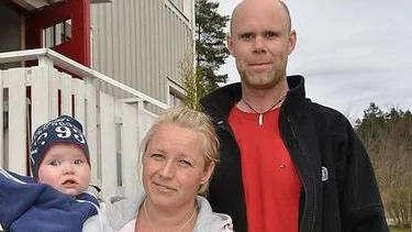Annika Wåhlin och Johan Wickman, här med sonen Edvin, tycker att det borde finnas en barnläkare i Knivsta.
