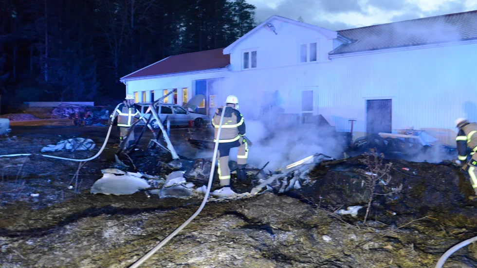 Enligt första larmet brann det i ett garage, men det visade sig handla om en husvagnsbrand.