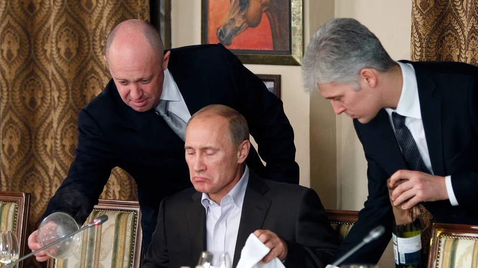 Wagnergruppens finansiär, oligarken Jevgenij Prigozjin (till vänster), serverar president Vladimir Putin under en middag i hans restaurang. Bilden är en arkivbild från 2011.
