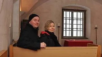 Per och Kristel Sjödin ställer i ordning kapellet på Strömsbergs herrgård.