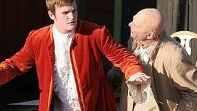 Stefan Roshage spelar den lurade -Orgon och Tobias Moe gestaltar Lauren i Roslagens sommarteaters uppsättning av Tartuffe.