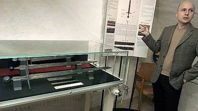 Thomas Wagner berättar om inskriptioner på gamla svärd, funna vid Fyrisån under utställning på Gustavianum.