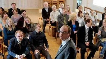 Emil Almén spelar Knutbypastorn Helge Fossmo både på Uppsala Stadsteaters scen och i dramadokumentären Vägen hem.