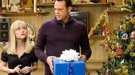 Lilla Reese Witherspoon och långa Vince Vaughn spelar mot varandra i en julfilm.