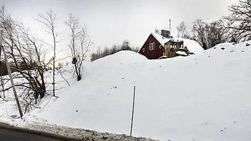 Här på en villatomt i Östunatrakten dumpades förorenad jord från Resecentrum, fastän jorden skulle komma från ett bygge i Nåntuna.