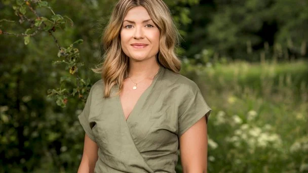Louise Gustafsson är en av deltagarna i 2022 års säsong av "Gift vid första ögonkastet" i SVT. Hon bor i Stockholm, men kommer ursprungligen från Eskilstuna.