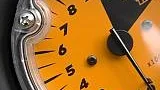 Både den lilla analoga varvräknare och den digitala hastighetsmätaren lyser förstås i bjärt orange, färgen som blivit ett av KTM:s kännetecken.