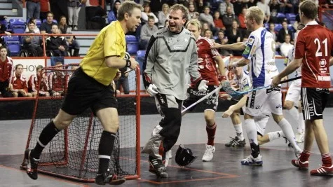 Pierre Borghoff hade det hett om öronen i Fyrishov. Mikael Karlsson, målvakt i Storvreta är helt vansinnig efter Warbergs 5-2-mål, som kommer efter nick.