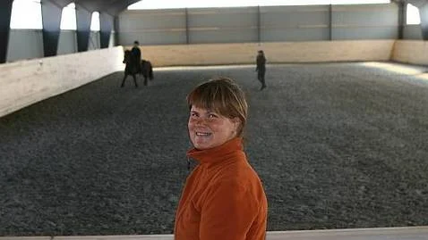 Ingela Liljeström i nya ridhuset.