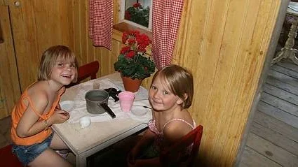 Hanna Österberg och Thea Hovberg äter ärtsoppa och pannkaka i det hemtrevliga pettssonska köket.