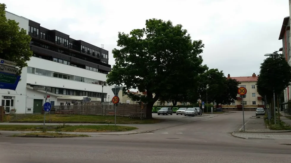 Entréskolans skolgård krymper när ett nytt flerfamiljshus byggs invid Hettemarkshuset.