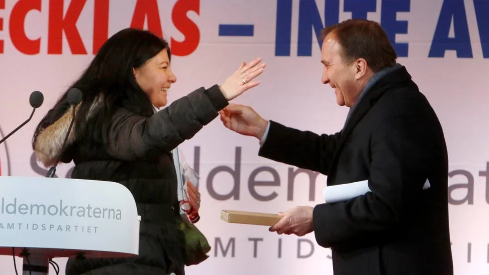 Stefan Löfven höll sitt jultal i Enköping 2016 och togs emot av Helena Proos. På onsdag ska han hålla ett nytt tal på torget.
