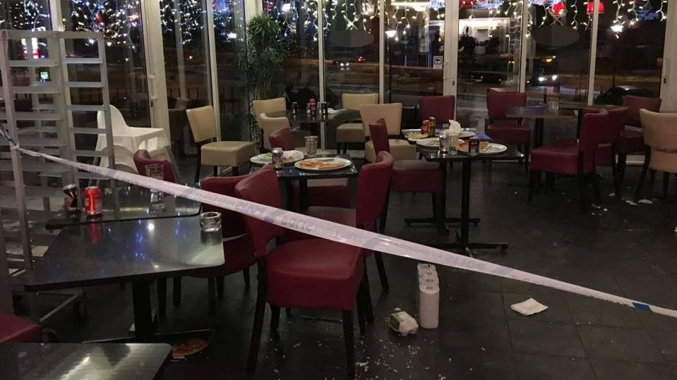 Det uppstod kalabalik på pizzerian vid skottlossningen när gästerna försökte sätta sig i säkerhet.
