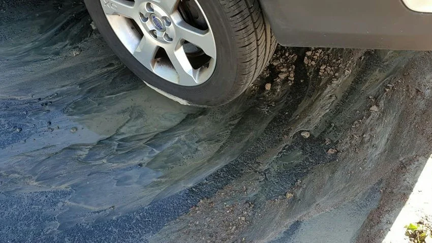 Enligt tipsaren sjunker marken under bilen.
