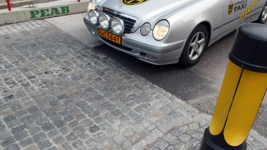 Sänk hastigheten till 30 km och ta bort alla farthinder,skriver Håkan Kanebjörk.