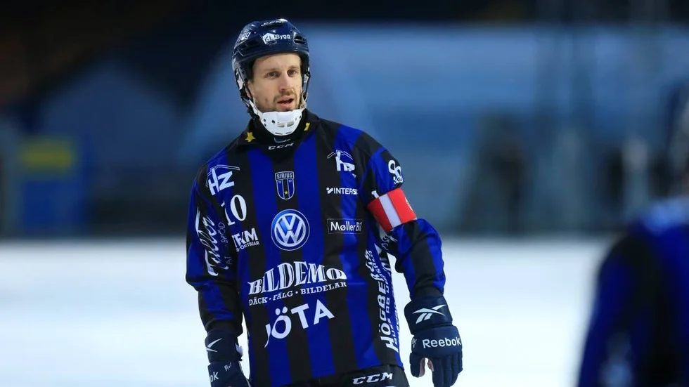 Tung förlust. Lars Fall och hans Sirius föll med 9–2 mot Vänersborg och blev passerat av Tillberga i tabellen.