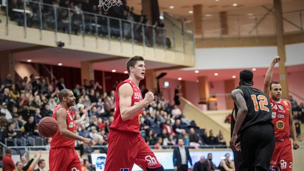 Storseger. Oluoma Nnamaka (t v) var tillbaka för Uppsala Basket och det slutade med storseger. Carl Engström (mitten) och Rasmus Dahlberg knyter sina nävar.