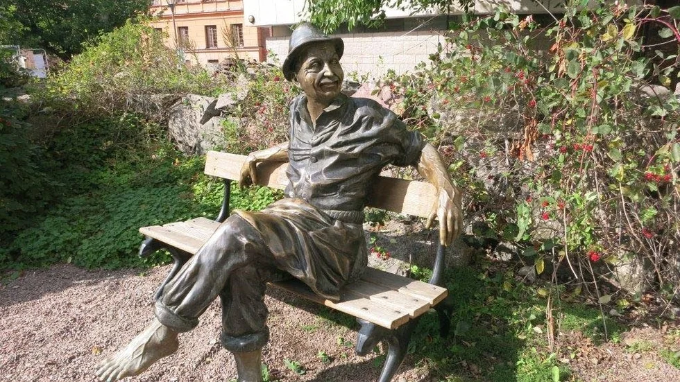 Statyn Nestor har hittat ett nytt hem i Klosterparken.