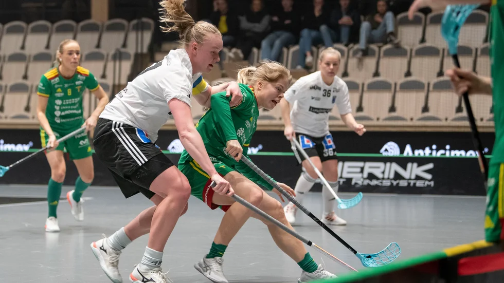 Sirius lagkapten Klara Molin (i vit tröja) trycker till en motståndare i Thoréngruppen. Molin tyckte själv att hon borde ha gjort tre mål, minst, i den första kvartsfinalen i Umeå.