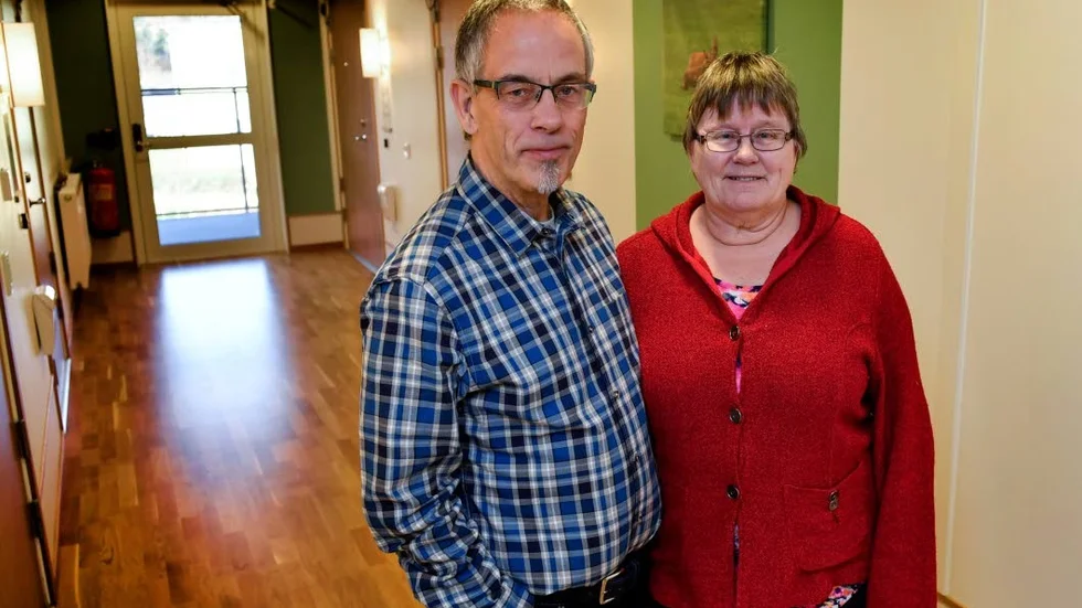 Yvonne Ärnström, 65 år, har nyligen flyttat till ett demensboende i Norrtälje. Maken Gert besöker henne flera gånger i veckan och han är också engagerad i Roslagens Demensförening. Yvonne Ärnström känner fortfarande igen sin man väl, men hon har inga minnesbilder av deras liv tillsammans.