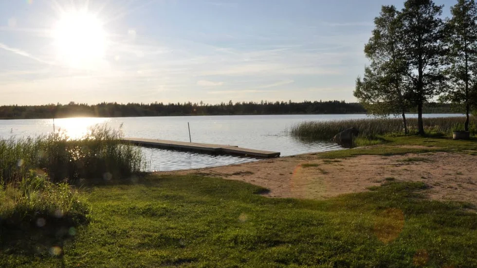 Så här ser det ut vid Rastsjöns kommunala badplats nära Ramhäll utanför Alunda. Nu har Östhammars kommun beslutat att lägga ned badet.