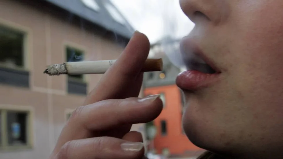 Rökning borde förbjudas helt, tycker insändarskribenten.