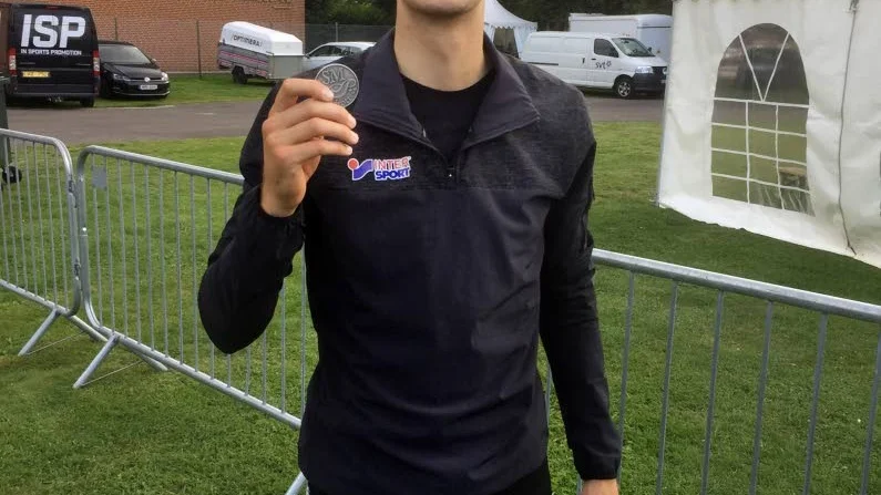 Oskar Lundqvist med sitt SM-silver.