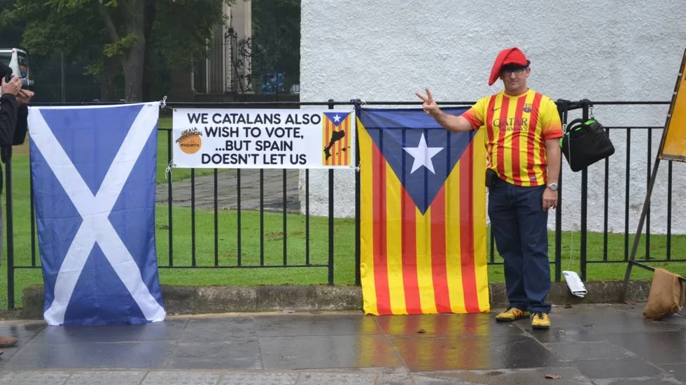 En förledande idé. En katalansk nationalist demonstrerar utanför det skotska regionparlamentet i 
Edinburgh 2014.