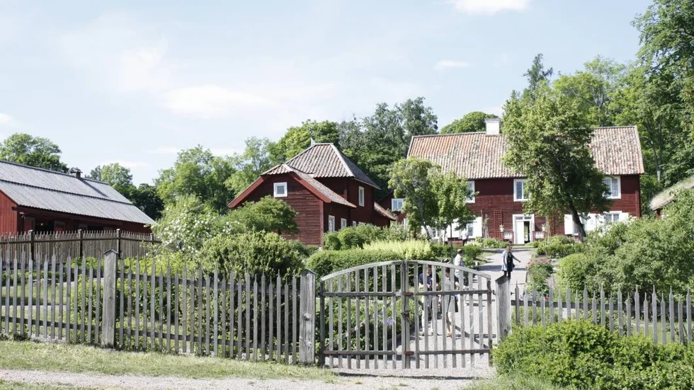 1700-talsgård. I Linnés Hammarby får du en känsla av 1700-tal. Här anordnas visningar och olika evenemang, och det finns även kafé.