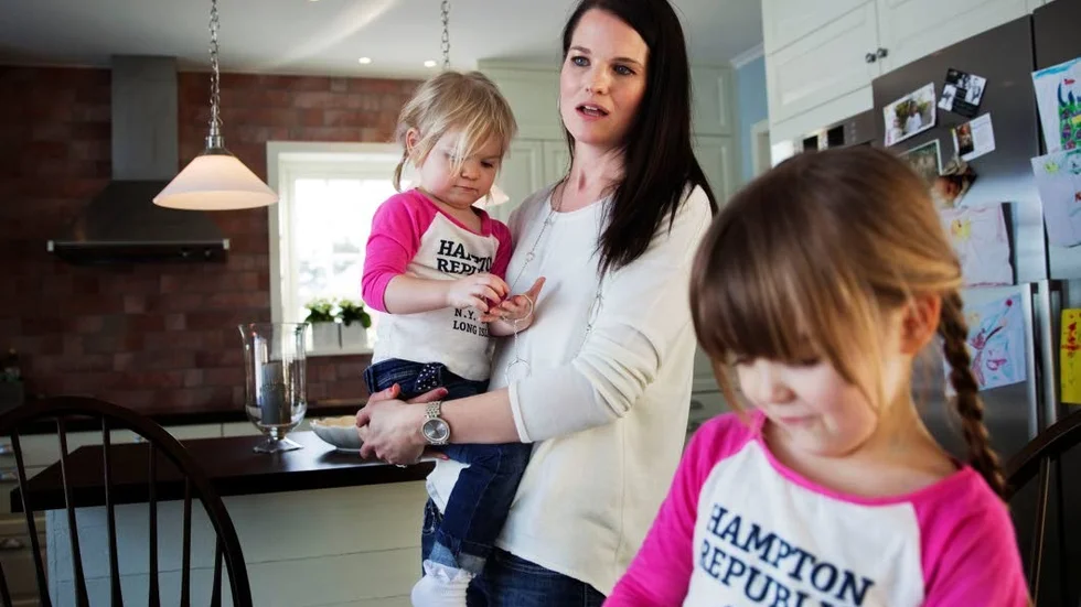Besviken på att vårdnadsbidraget försvinner.  Frida Hutchings i Funbo med sonen Bentley och dottern Joelle. Hon är trött på att tvingas försvara att hon väljer att vara hemma med barnen.