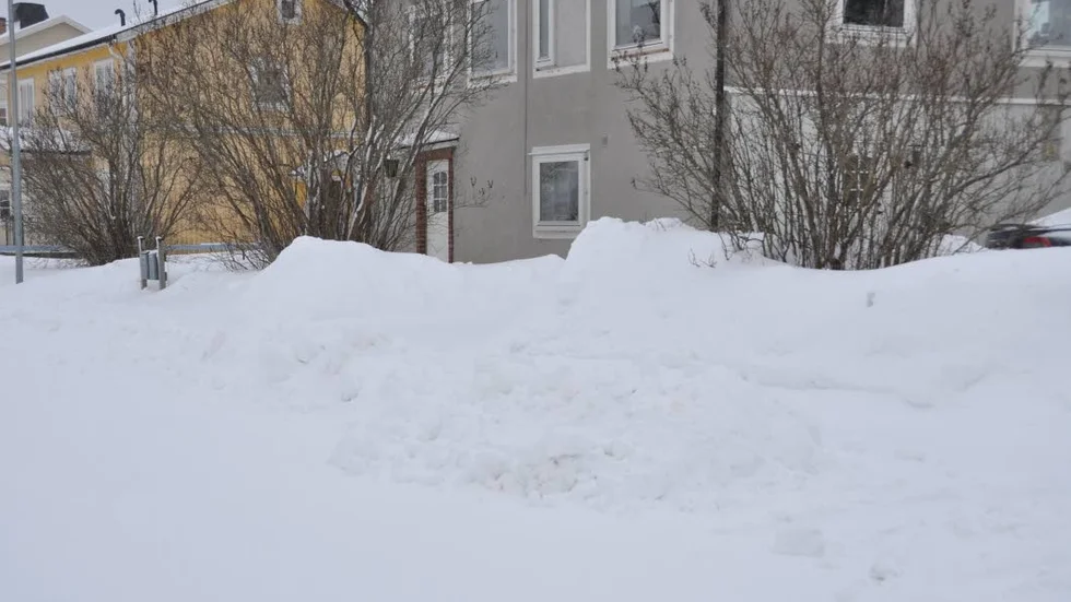 Snövallar vid infarter till villor och flerbostadshus irriterar Tierpsborna.