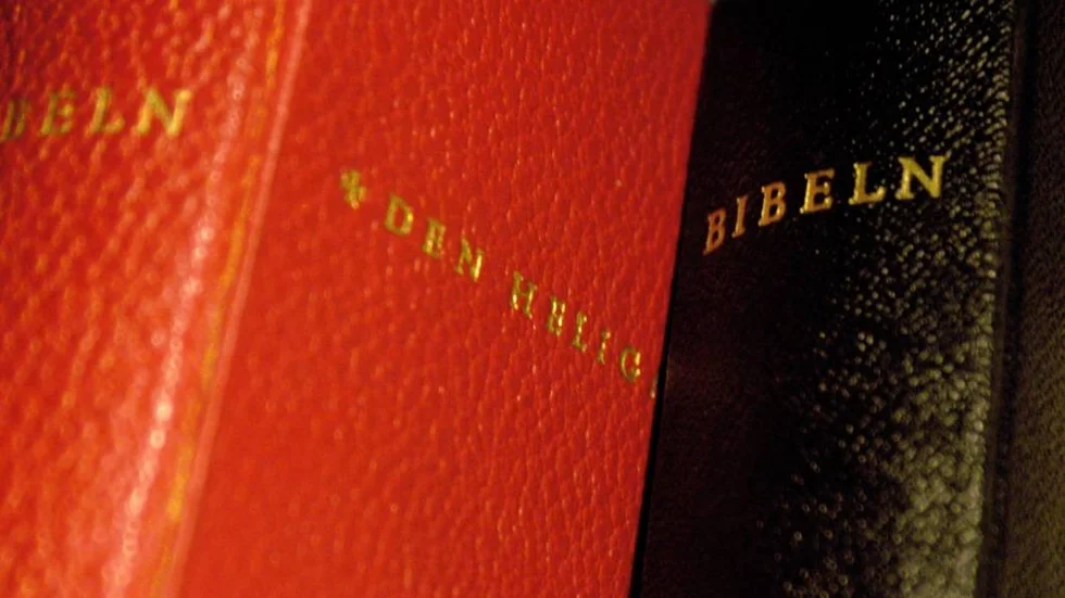 040719. En röd och en svart bibel bredvid varandra.
Foto. Hasse Holmberg. Kod 96
COPYRIGHT SCANPIX SWEDEN