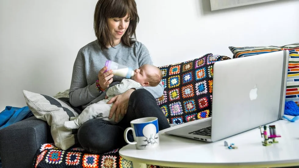 Bloggmamma. Jag tror att man lätt kan hamna i en fälla där man tänker i så många led på hur man ska lösa allt. Man blir superstressad och då stressar man upp barnet som börjar skrika och så blir det ännu mer stressigt", säger Sofia Falk, som bloggar om hur det är att vara småbarnsförälder.