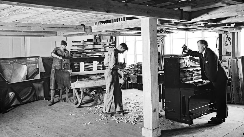 År 1927 flyttade Nylund & Son till Alsikegatan där företaget finns kvar än i dag. På bilden syns bland andra klaviaturmakare Sackeus Åkerholm och Martin Nylund, son till grundaren Emil Nylund. ?Foto: Axel Sagerholm/Upplandsmuseet
