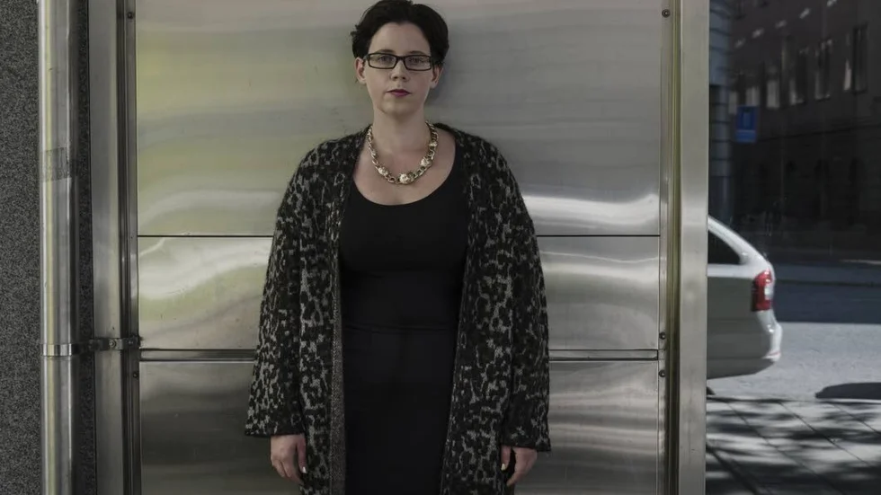 Författare och kritiker. Elise Karlsson debuterade år 2007 med relationsdramat "Fly".
