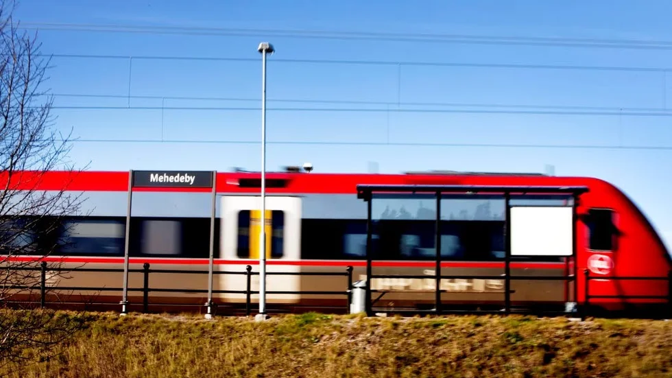Resenärer med Upptåget tvingas stå under rusningstrafik. Ett samarbete med SJ skulle kunna avlasta Upptåget.