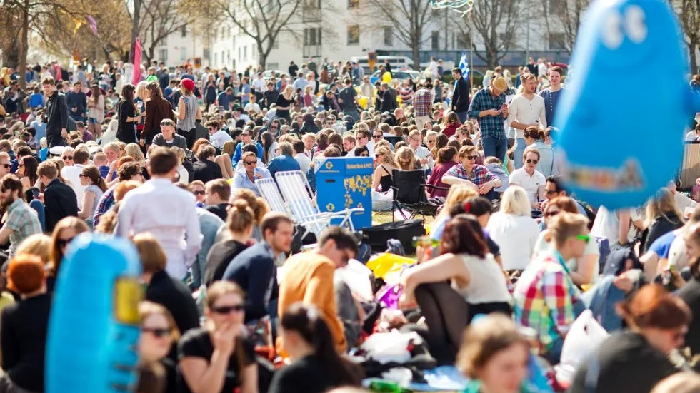 Tiotusentals människor samlas i Ekonomikumparken den sista april varje år.