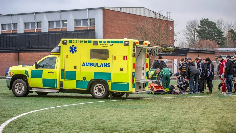 Ambulansen hämtar den skadade Mattias Hall efter den sista kvalmatchen mot Avesta i höstas.
