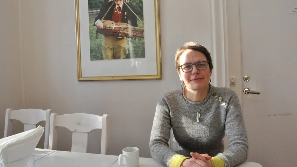 Danslärare. Ami Petersson Dregelid är danslärare på Eric Sahlström-institutet i Tobo. Här sitter hon framför ett foto av den gamla nyckelharpsvirituosen och nyligen fick hon pris vid Folk- och världsmusikgalan.