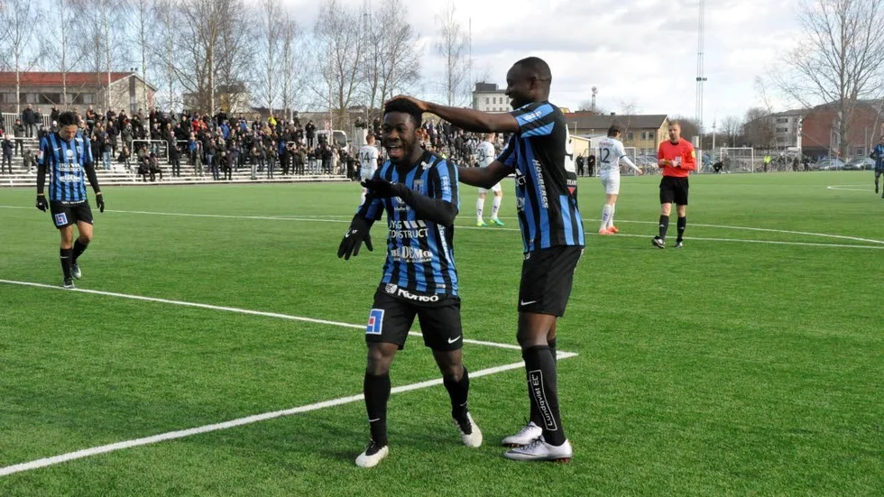 Målfirande. Kingsley Sarfo gjorde ett av målen och spelade fram till ett annat när Sirius vann.