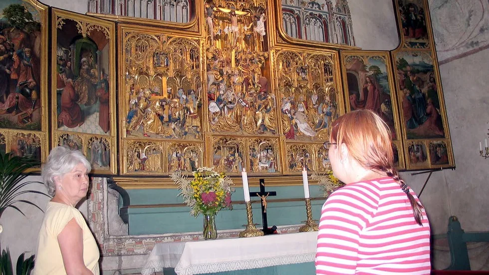 Altarskåp. Medan Pär Lindh spelar pianomusik vid lunchmusiken den 12 maj kan man vila ögonen på det praktfulla altarskåpet i Villberga kyrka.