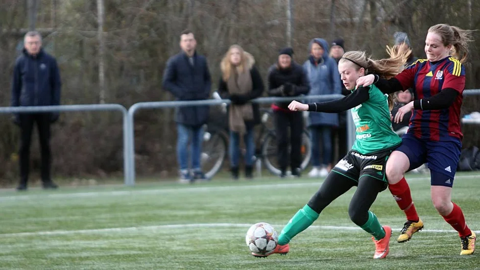 Sitter. Här trycker Beata Olsson in sitt första mål i division 1.