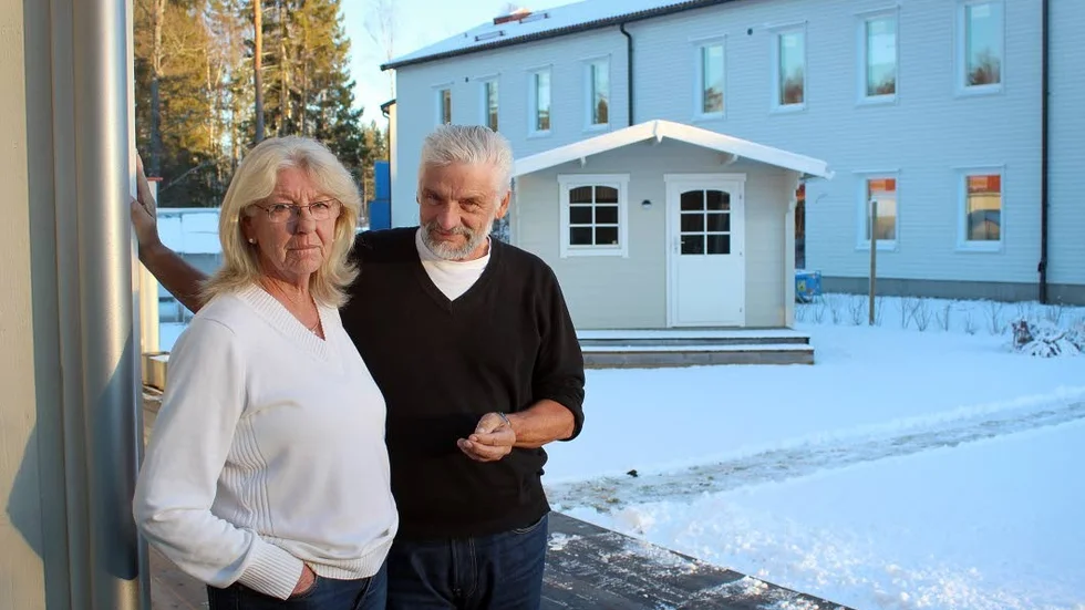 Nära. Där Anneli och Göran Olssons trodde det skulle byggas garage på tomten bredvid kom det upp tvåvåningshus. Området har blivit mer tätbebyggt än vad de anser var sagt från början.