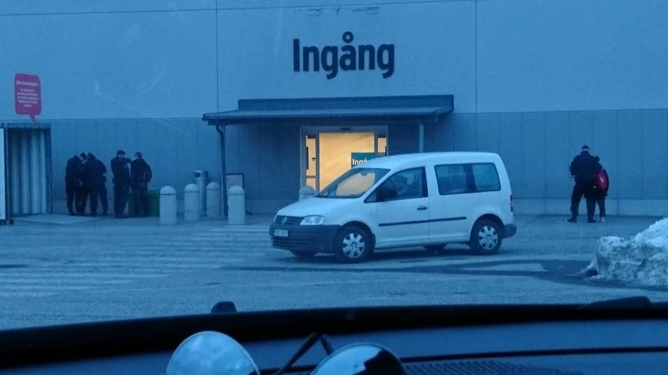 Ett vittne såg hur polisen ställde upp de misstänkta utanför ingången till butiken, innan de åkte till polisstationen.