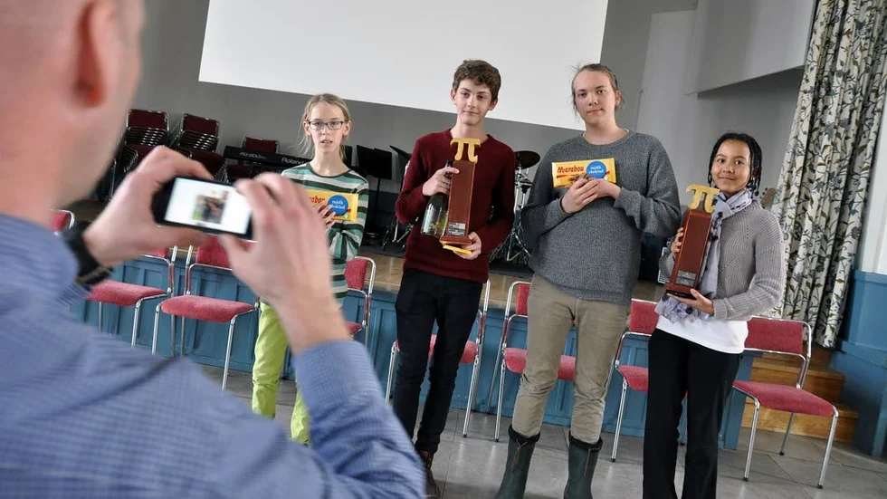 Prispall. Ivar Avelin, Adrian Edling, Isak Lundström-Cavegård och Zoe Allen var bäst på Pi-decimaler på Uppsala musikklasser.