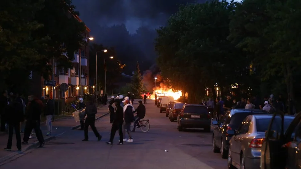 Utpekat område. 
Polisen har i en rapport pekat ut 53 områden i Sverige som i olika grad anses utsatta för allvarlig brottslighet, ha låg socioekonomisk status och behöva särskilda polisinsatser. Gottsunda är det enda område i Uppsala som är med på listan. Bilden är från i juli 2016, då det förekom bilbränder och stenkastning mot blåljuspersonal i Gottsunda/Valsätra.